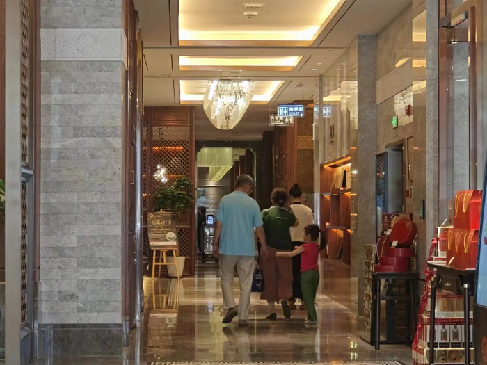 餐饮企业走亲民路线，吸引了不少客源。劳动报记者陆燕婷 摄影