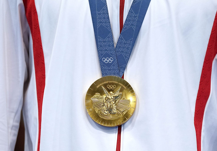 ↑这是7月31日拍摄的中国选手潘展乐获得的金牌。新华社记者 杜宇 摄