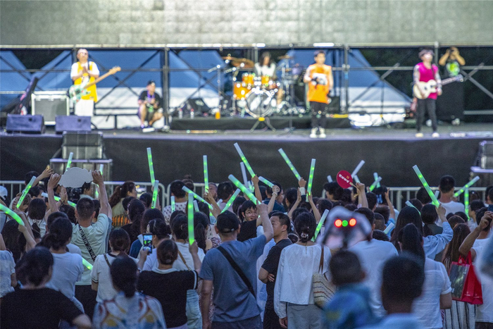 近日，人们在芜湖市繁昌区的人民体育公园，观看音乐节演出。本报通讯员 肖本祥 摄