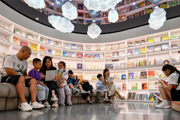 7月23日，合肥市庐阳区新华书店，市民正在阅读书籍。本报通讯员 赵 明 摄