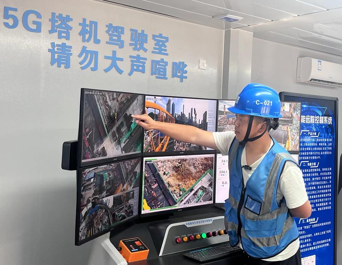 （通过可视化大屏，柯昌意坐在驾驶舱就可清晰实时监测吊装的各个环节。）