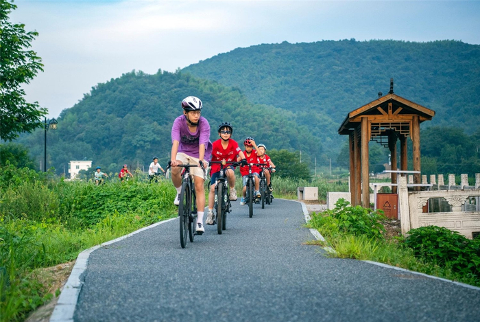 7月23日清晨，芜湖市繁昌慢谷旅游度假区，孩子们在峨溪河畔风景骑行步道上骑行晨练。本报通讯员 肖本祥 摄