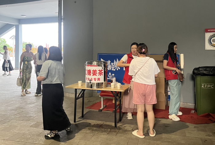 △蔡依林演唱会上，主办方提供了免费的红糖姜茶。