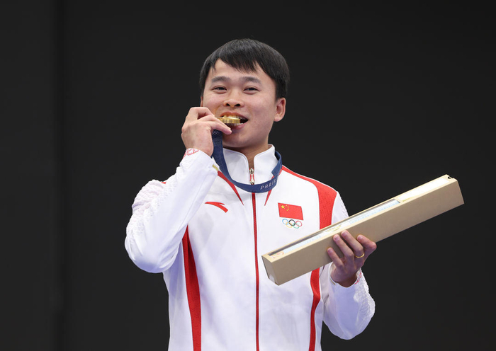 ▲7月28日，在巴黎奥运会射击男子10米气手枪决赛中，中国选手谢瑜夺冠 图据新华社