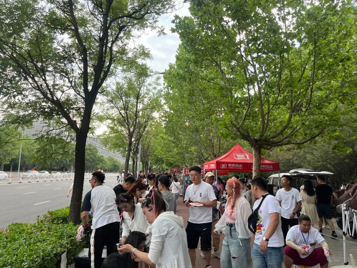 △6月15日，蔡依林演唱会开始前，场馆附近各类售卖周边、提供编发和化妆服务的小摊。