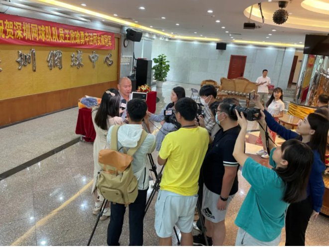 2023年6月，王鹏接受各家媒体采访。（杨颖/摄）