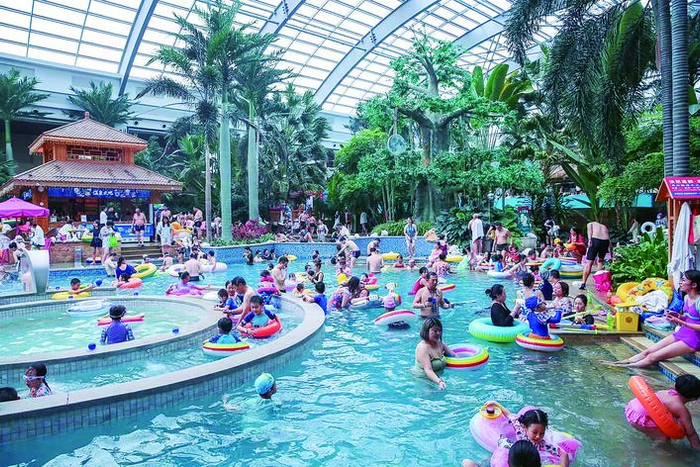 大朋友和小朋友在水中尽情嬉戏，享受玩水的乐趣。 李依南 摄