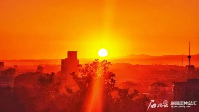 乌鲁木齐市，朝阳冉冉升起（资料图片）。石榴云/新疆日报记者 张万德摄