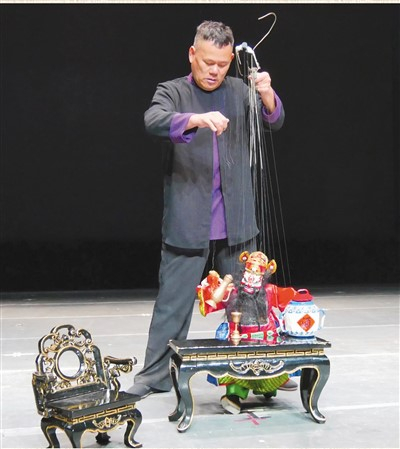 泉州市木偶剧团演员表演《钟馗醉酒》。受访者供图