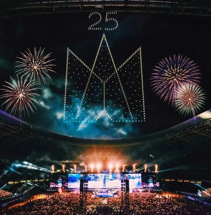 △7月31日，五月天太原演唱会上的无人机表演和大型烟花秀。图源/相信音乐