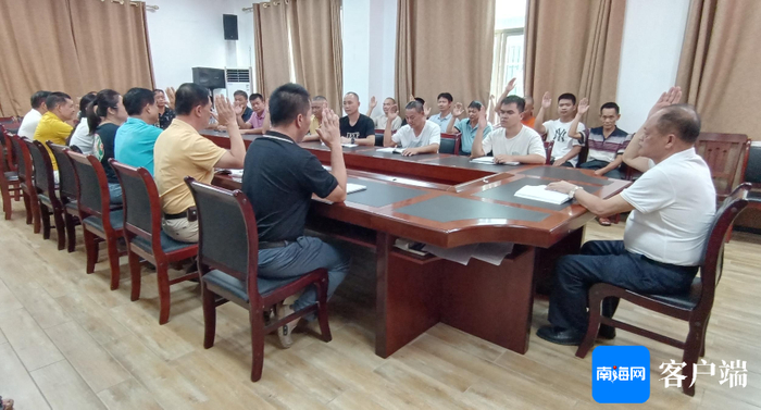 业里村召开村民会议进行项目用地征收商议及表决。记者 王康景 摄