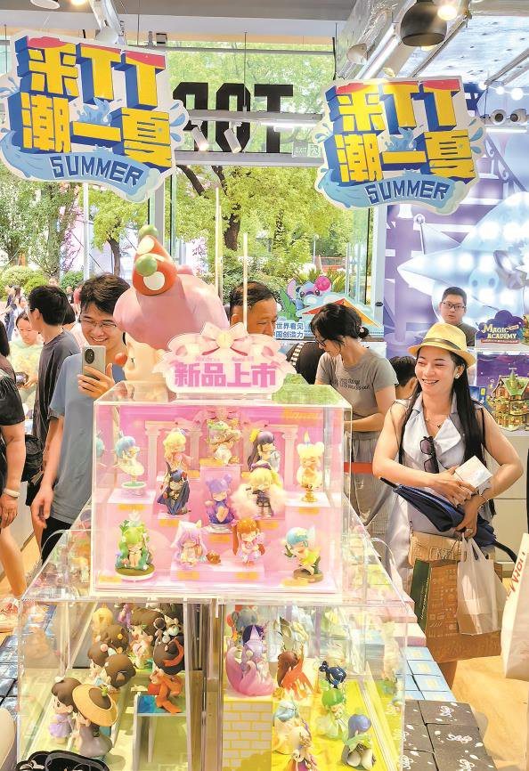             南京路“二次元”潮玩火爆 杨建正 摄          