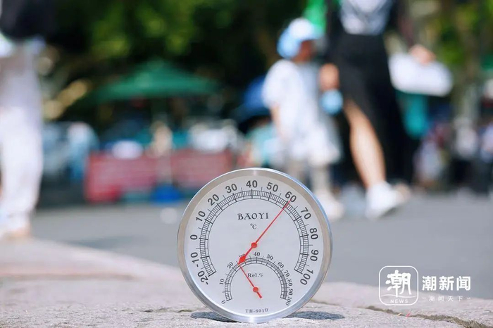 14点左右，潮新闻记者在杭州西湖的断桥上，使用温度计对地表温度进行了测量。测量结果显示，地表温度已接近60℃。吴煌 摄