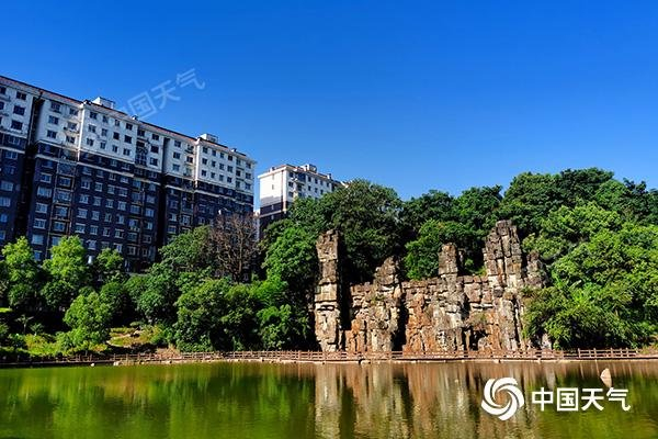 　　今天上午，湖南天气晴热。