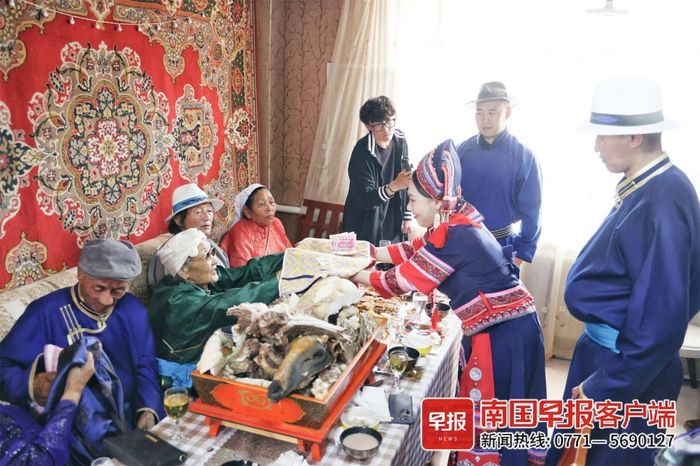 ▲杭盖家中的老人都是牧民，他们给壮族媳妇送上厚礼。