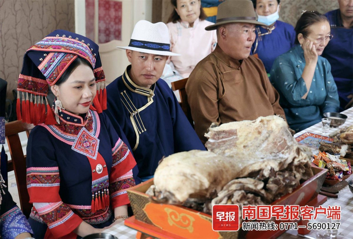 ▲婚礼上，招待尊贵客人的大菜——全羊背。