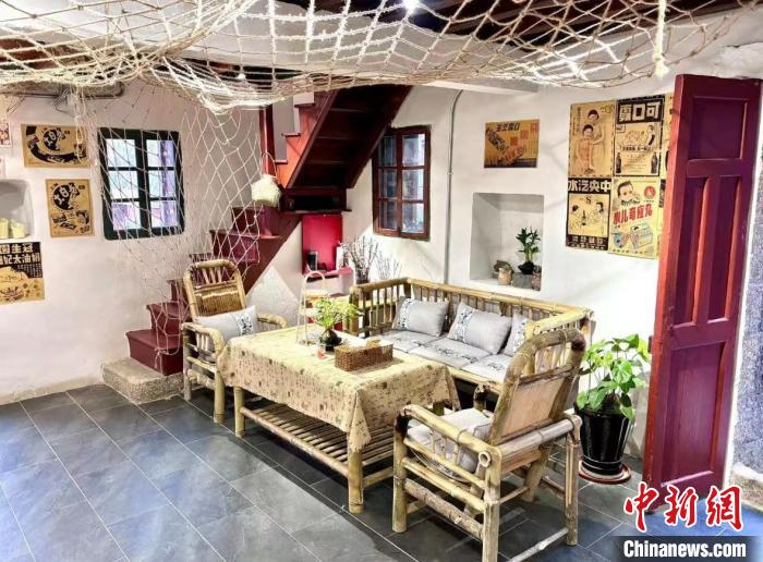 2024年3月，原创咖啡馆正式运营，图为经陈柏菁改造后的咖啡馆一角。 受访者供图