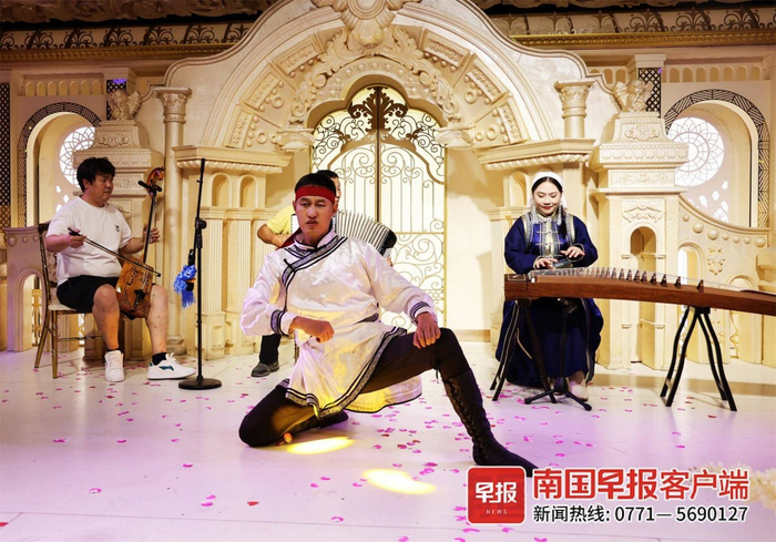 ▲壮族姑娘和蒙古族小伙激情演绎定情曲《鸿雁》。