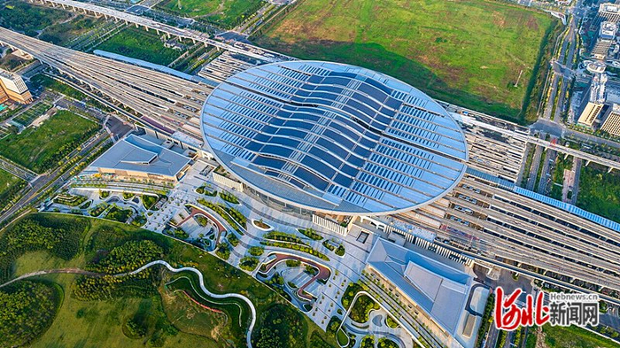 7月27日，无人机航拍的雄安站。 河北日报记者 田明摄