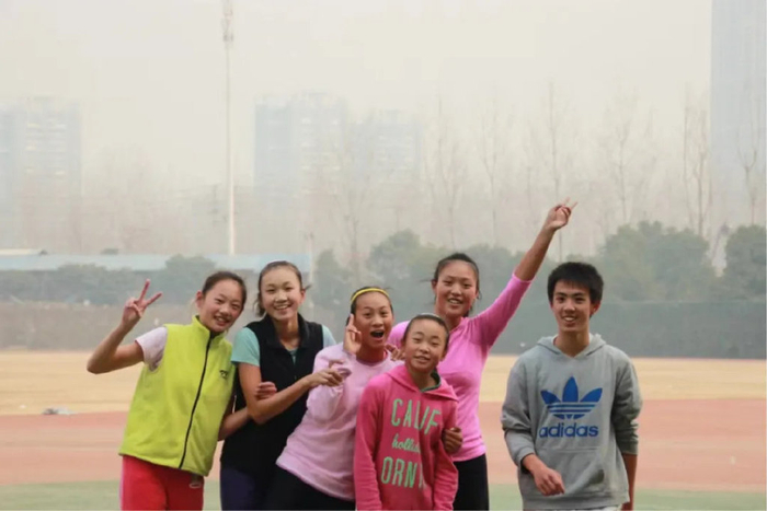 郑钦文出战职业网坛 同期球员也都入读大学 图/受访人提供