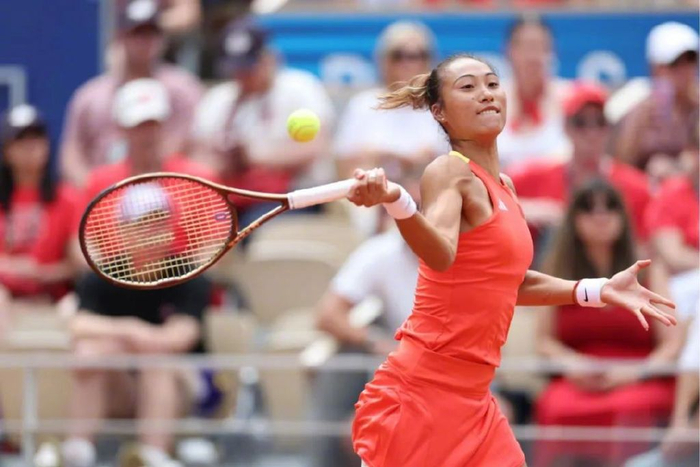 郑钦文击败克罗地亚选手维基奇获得巴黎奥运金牌 图/中新图片 中新社记者 富田 摄