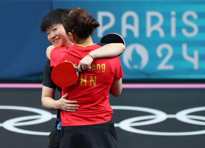 8月3日，陈梦、孙颖莎在比赛后拥抱。新华社记者刘续摄