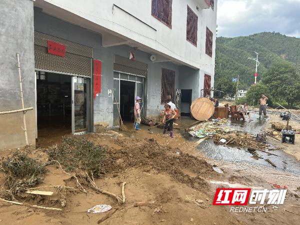 连坪村村民正在清理家中的淤泥。