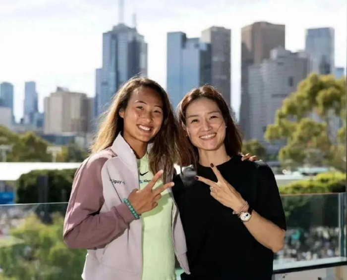 郑钦文与李娜合影 图/澳大利亚网球公开赛官方微博