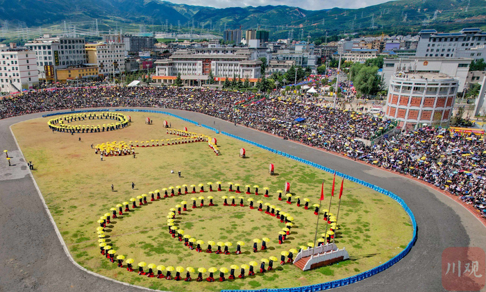 朵乐荷展演。凉山观察王荣升 摄