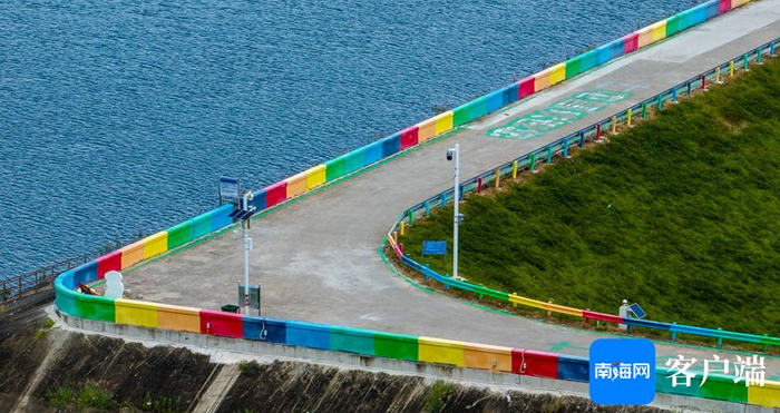 　　木色湖彩虹堤坝美不胜收。记者 刘孙谋 摄