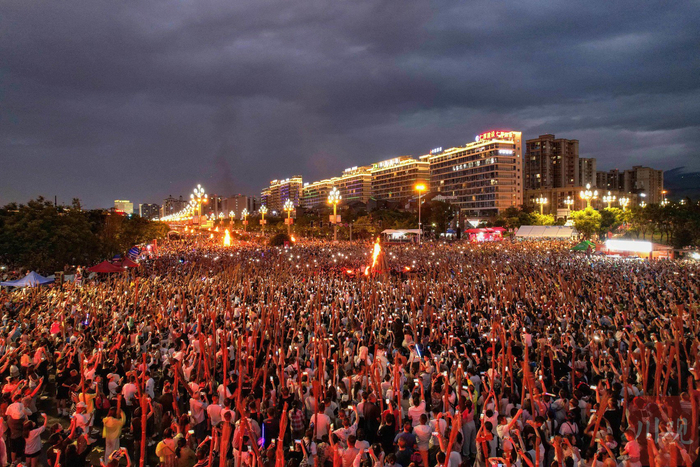 市民和游客点燃火把。凉山观察王荣升 摄