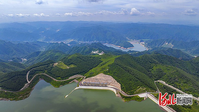 这是7月24日拍摄的国网新源河北丰宁抽水蓄能电站上水库与下水库。河北日报记者 田明摄