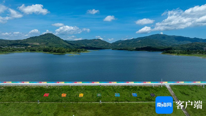 　　木色湖彩虹堤坝美不胜收。记者 刘孙谋 摄