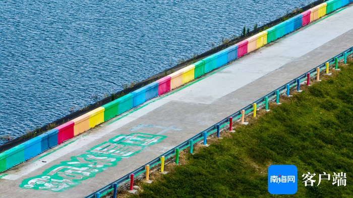 　　木色湖彩虹堤坝美不胜收。记者 刘孙谋 摄