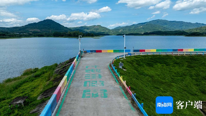 　　木色湖彩虹堤坝美不胜收。记者 刘孙谋 摄