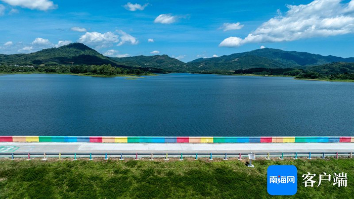 　木色湖彩虹堤坝美不胜收。记者 刘孙谋 摄