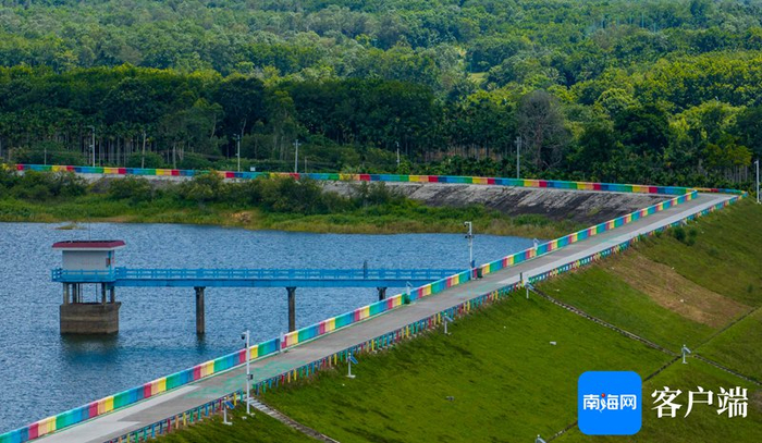 　　木色湖彩虹堤坝美不胜收。记者 刘孙谋 摄
