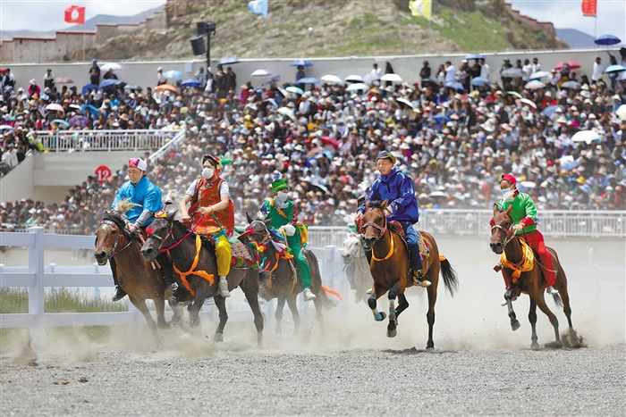 图为江孜县达玛节赛马初赛现场。记者　扎西顿珠　杨子彦　摄