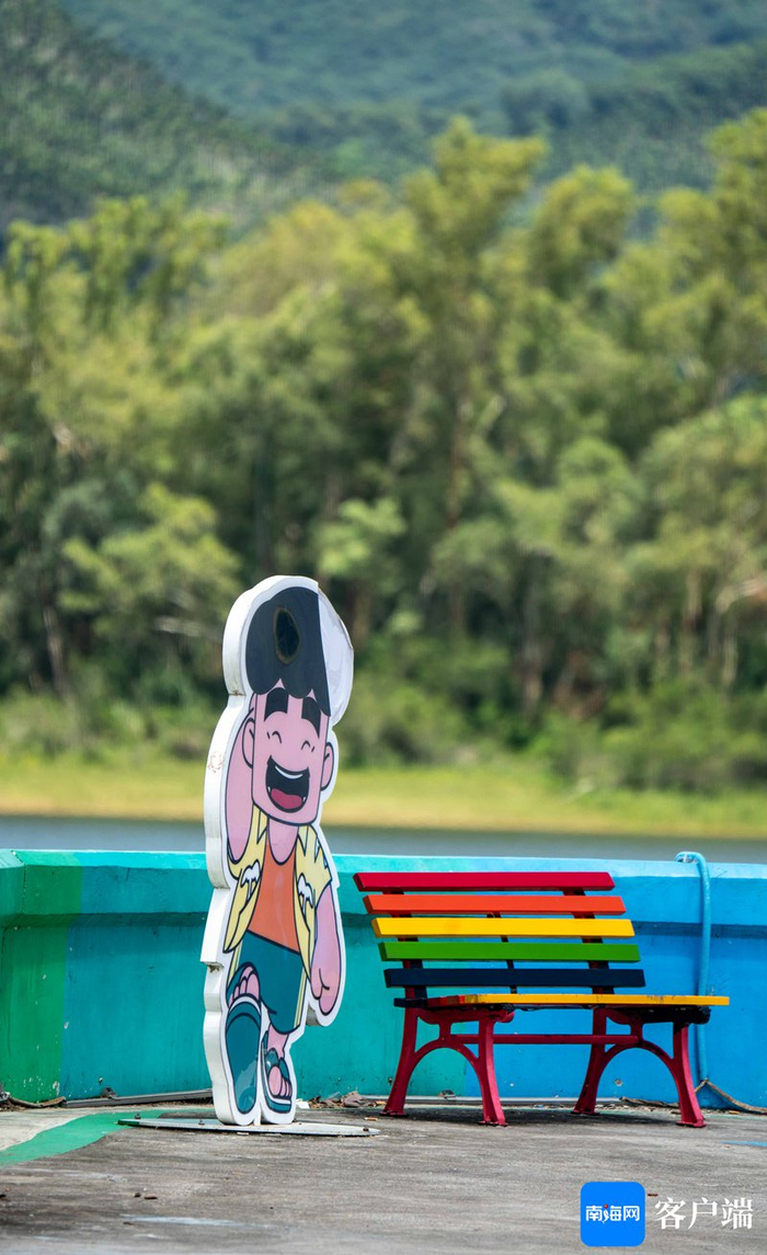 　　木色湖彩虹堤坝美不胜收。记者 刘孙谋 摄