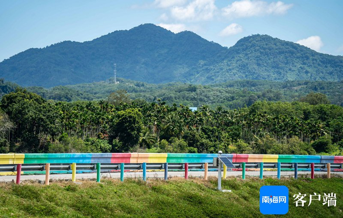 　　木色湖彩虹堤坝美不胜收。记者 刘孙谋 摄