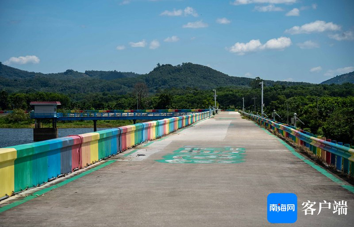 　　木色湖彩虹堤坝美不胜收。记者 刘孙谋 摄