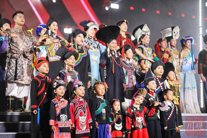 放声歌唱。凉山观察李思行 摄