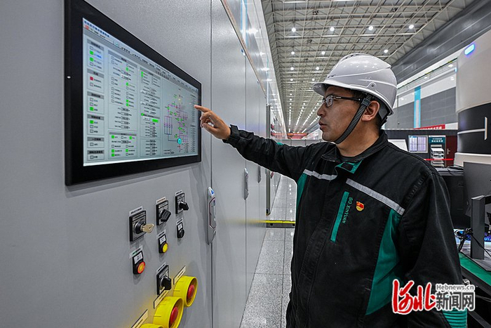 7月24日，在国网新源河北丰宁抽水蓄能电站地下厂房，工作人员对即将试运行的12号机组进行检查确认。 河北日报记者 田明摄