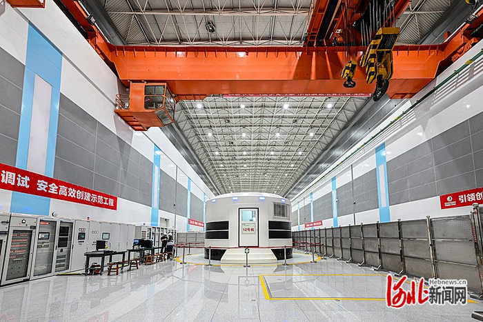 7月24日，国网新源河北丰宁抽水蓄能电站地下厂房内即将试运行的12号机组。 河北日报记者 田明摄