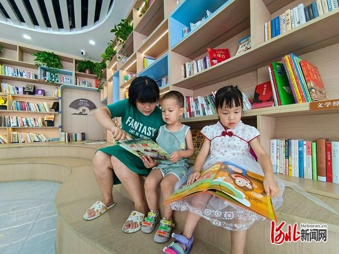 7月27日上午，南文营社区党群服务中心里，一位妈妈带着孩子在图书角读书。河北日报记者 田 明摄