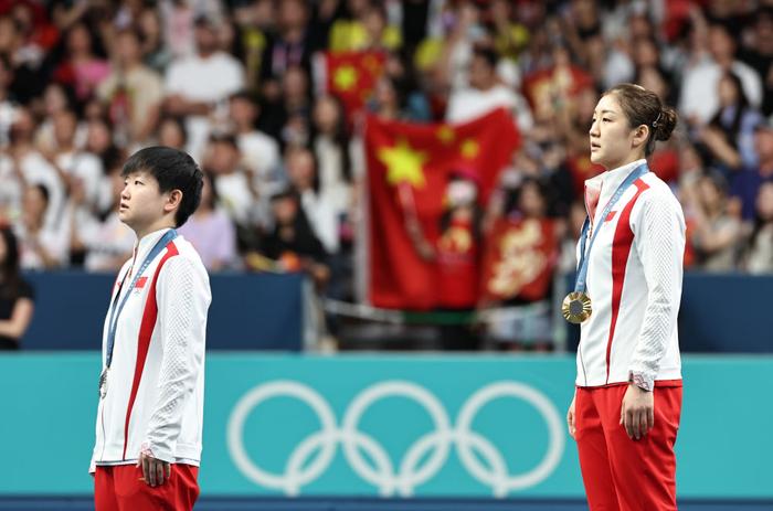 8月3日，冠军陈梦（右）、亚军孙颖莎在颁奖仪式上。新华社记者王东震摄