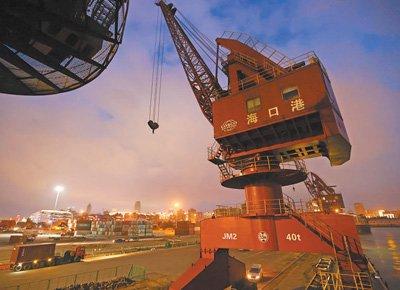 　　政策落地见效项目加紧建设，自贸港建设以来，海南货物进出口年均增长超20%。图为夜色中繁忙的海口港。王 瑶摄