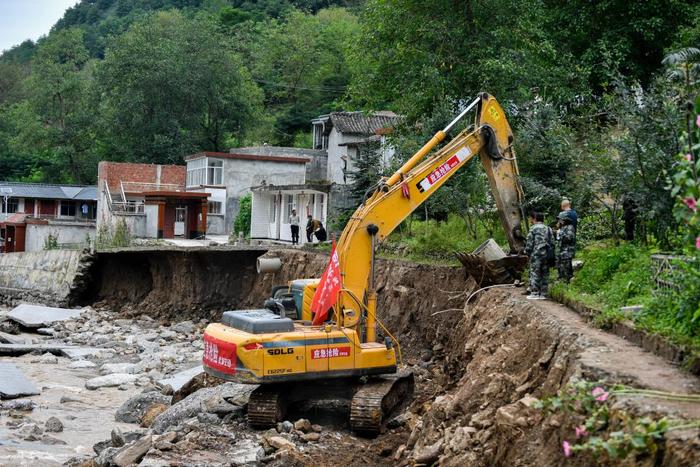   7月28日，在陇南市武都区黄坪镇楼房坝村，黄坪镇组织的抢险救援队正在抢修受损农村公路。新华社记者 郎兵兵 摄