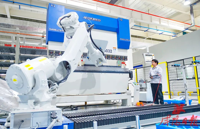 秦都区装备制造产业园内三立智能电气有限公司技术人员正在操作智能化设备进行生产作业。咸阳日报全媒体记者 韩国章 摄 （资料图）