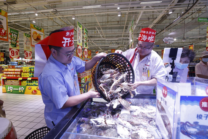 大润发上海杨浦店梭子蟹开缸仪式。大润发供图